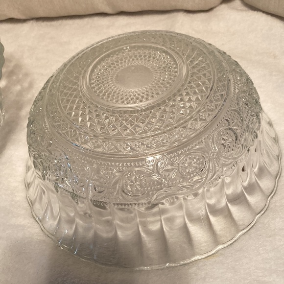 2 glass bowls In Excellent Condition  8” across 3” deep New - Picture 3 of 4